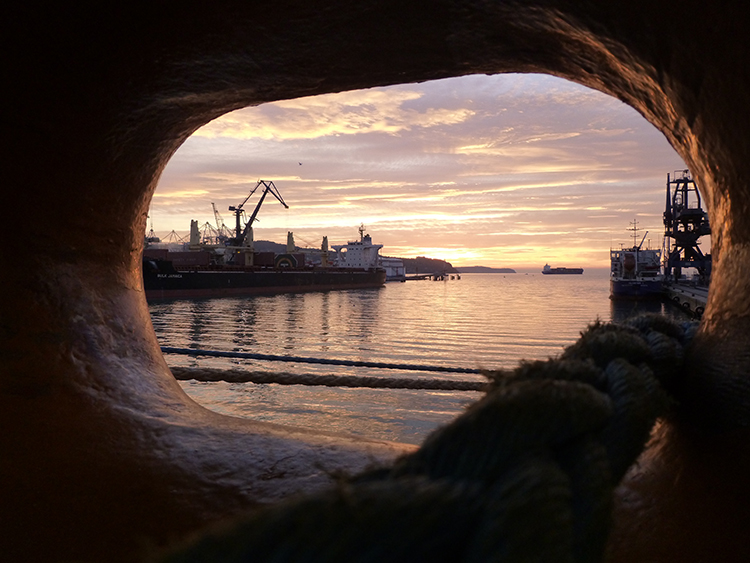 Image:Fotograaf: 2de stuurman Bob Kuiper

Locatie: 'Deze foto is genomen met zonsondergang over de haven van Koper, Slovenië. De dag kondigde zijn einde aan maar onze werkdag zat er nog even niet op...'

Foto genomen: op 30 oktober 2020