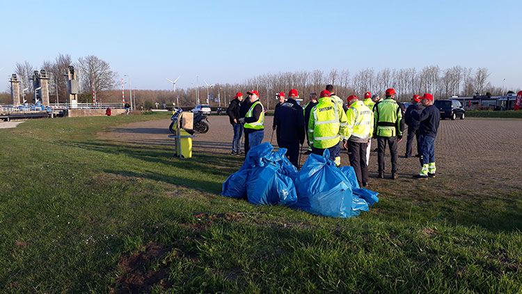 Image:Als onderdeel van de werkonderbreking hebben Svitzer-werknemers in Amsterdam ervoor gekozen, als ludieke actie, om zwerfvuil aan de oevers van het Noordzeekanaal rond de veerhaven Buitenhuizerpont te verwijderen.