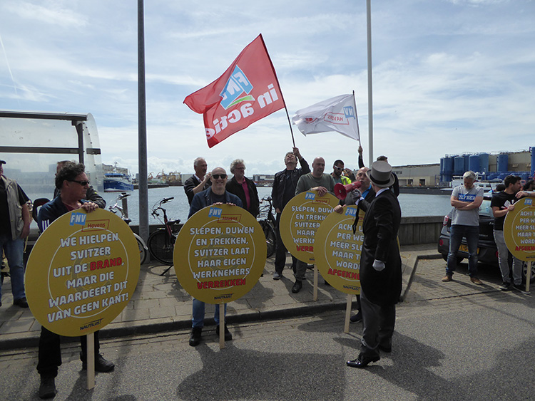 Image:Bemanning demonstreert voor het kantoor bij Svitzer.