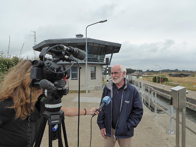 Image:Daan Troost van Nautilus tijdens interview over brug- en sluisbediening Noord-Holland