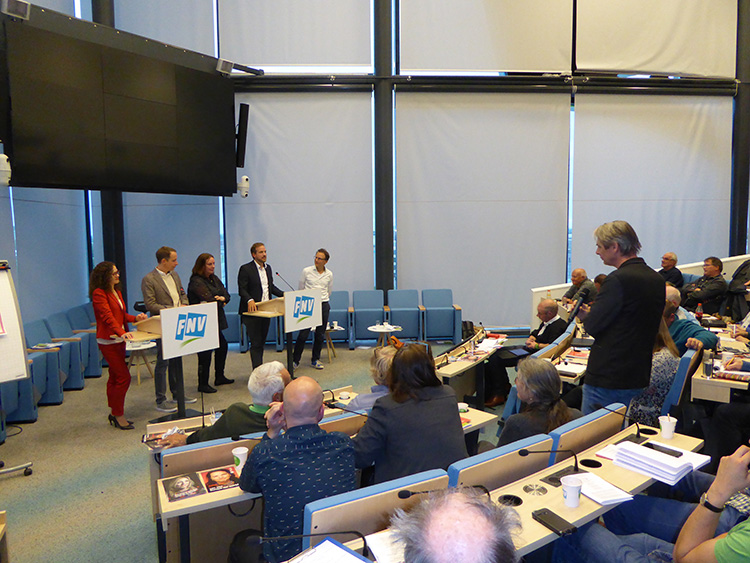 Image:Europarlementariërs in debat met FNV-leden en-bestuurders. In het midden oud-FNV-voorzitter en PvdA Europarlementslid Agnes Jongerius.