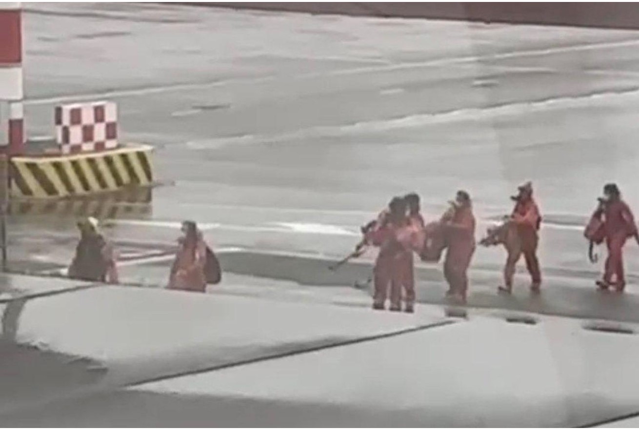 Image:De bemanning van de Julietta D komt aan op Schiphol