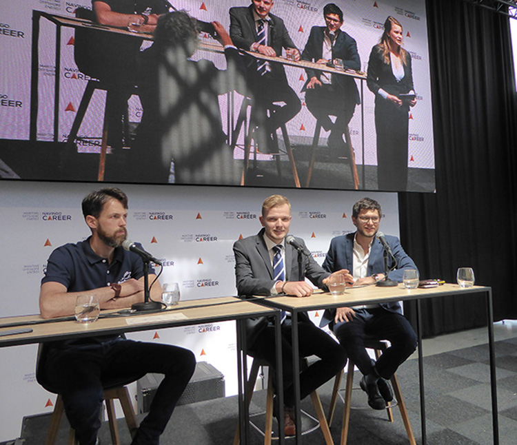 Image:Midden op de foto: Steven Duinker, voorzitter A.S.V. Nautis