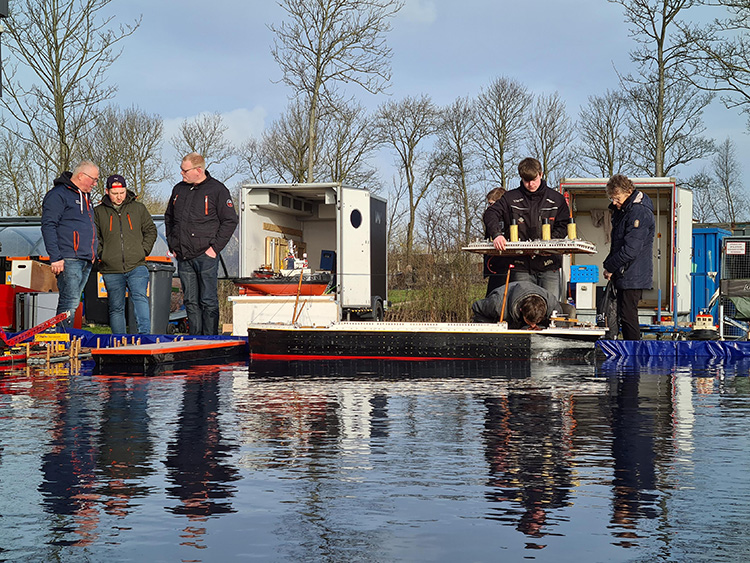 Image:Spelevaren met op afstand bestuurbare scheepjes