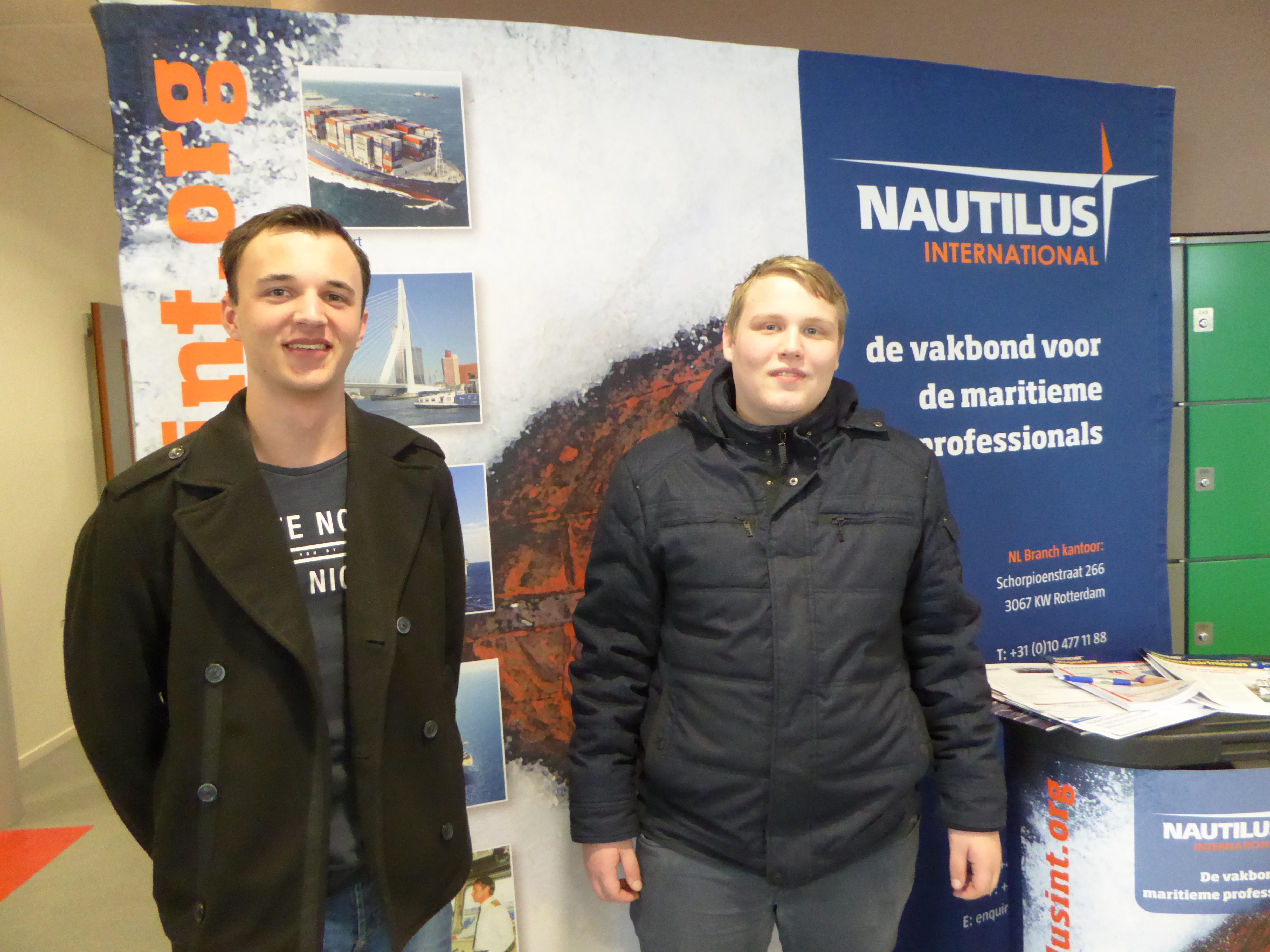 Image:Open dagen: Tal van ouders, aankomend leerlingen, leraren, VMBO- en MBO studenten kwamen een kijkje nemen in de Nautilus stand.