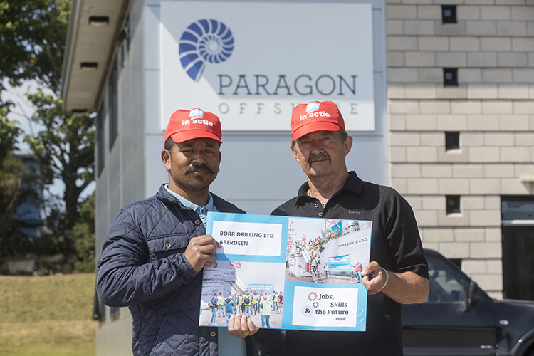 Image:Overhandiging van de petitie door Paragon personeel