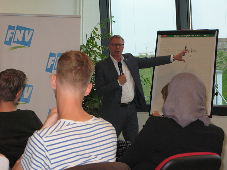 Image:Han Busker tijdens FNV college tour