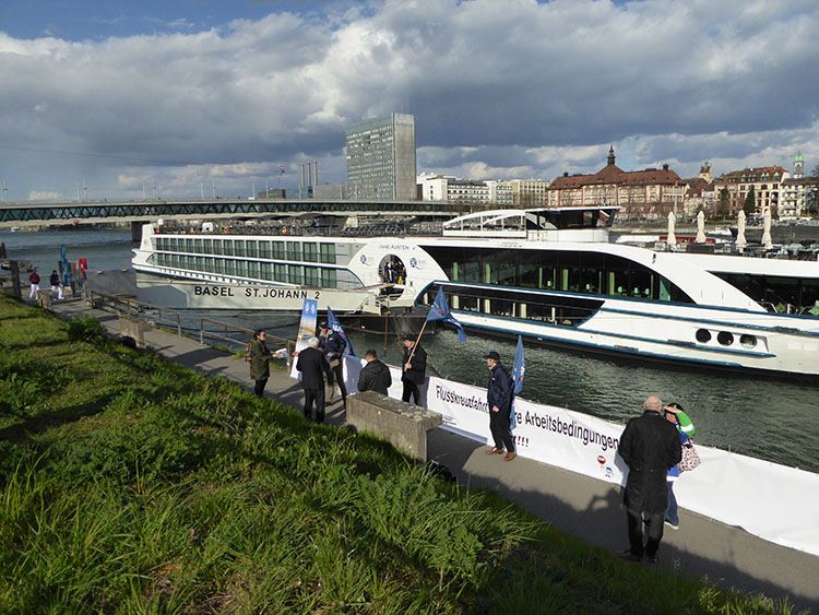 Image:De persconferentie vond plaats voor het aan de Rijn afgemeerde River Cruise schip MS Jane Austen