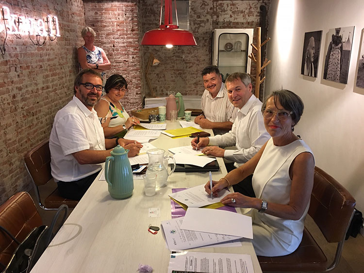 Image:Vertegenwoordigers van de ETF (links) en van de Europese Riviercruise werkgevers tekenen de overeenkomst