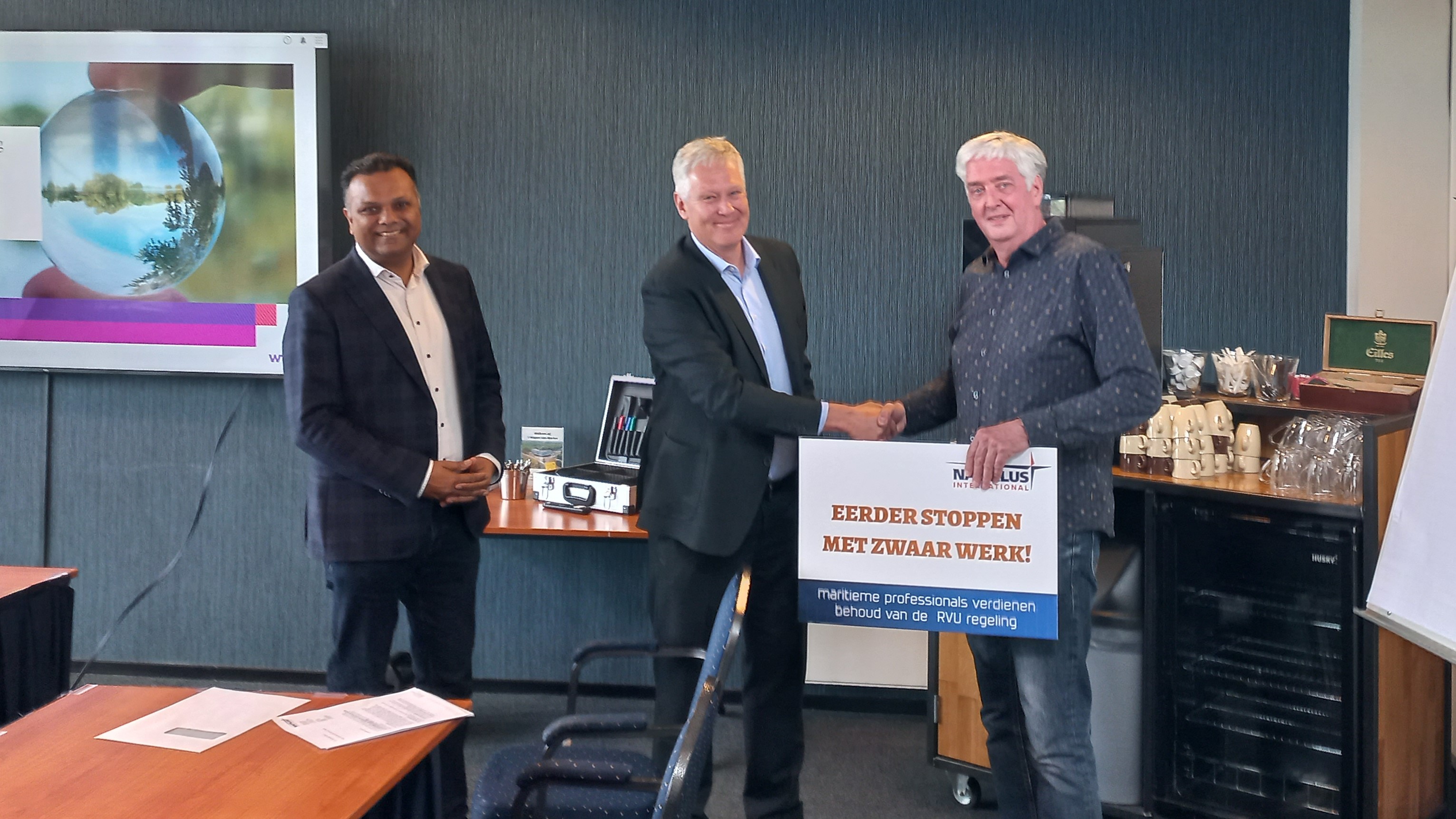 Image:v.l.n.r.: Richard Moti (Nautilus Int.), Frank Tazelaar (CEO ThyssenKrupp Veerhaven), Jan de Rover (kaderlid)