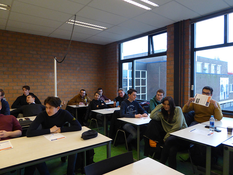 Image:Studenten tijdens de gastles op Nova College IJmuiden