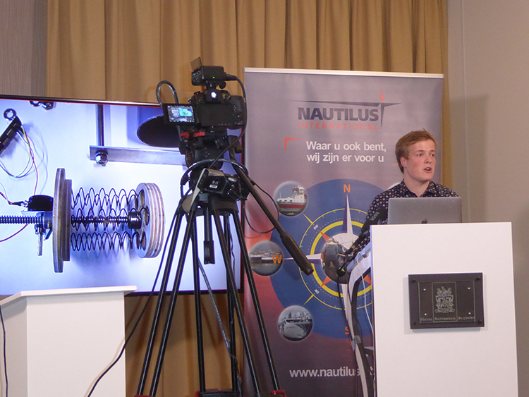 Image:Jack Landsmeer, voorzitter Amsterdamse Studievereniging ASV Nautis en 3e jaars HVA student, tijdens zijn presentatie.

