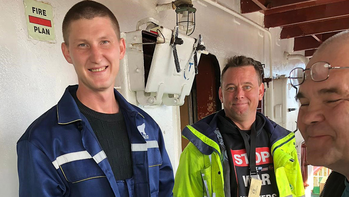 Image:ITF/Nautilus inspector Gijs Mol (midden) brengt Russisch eten en drinken aan boord.

