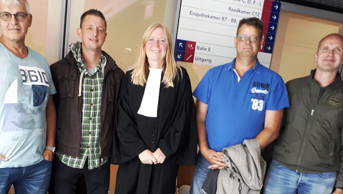 Image:Nautilus/FNV lawyer Mieke den Hollander (middle) with some of FNV Waterbouw members, in front of the courthouse in The Hague.