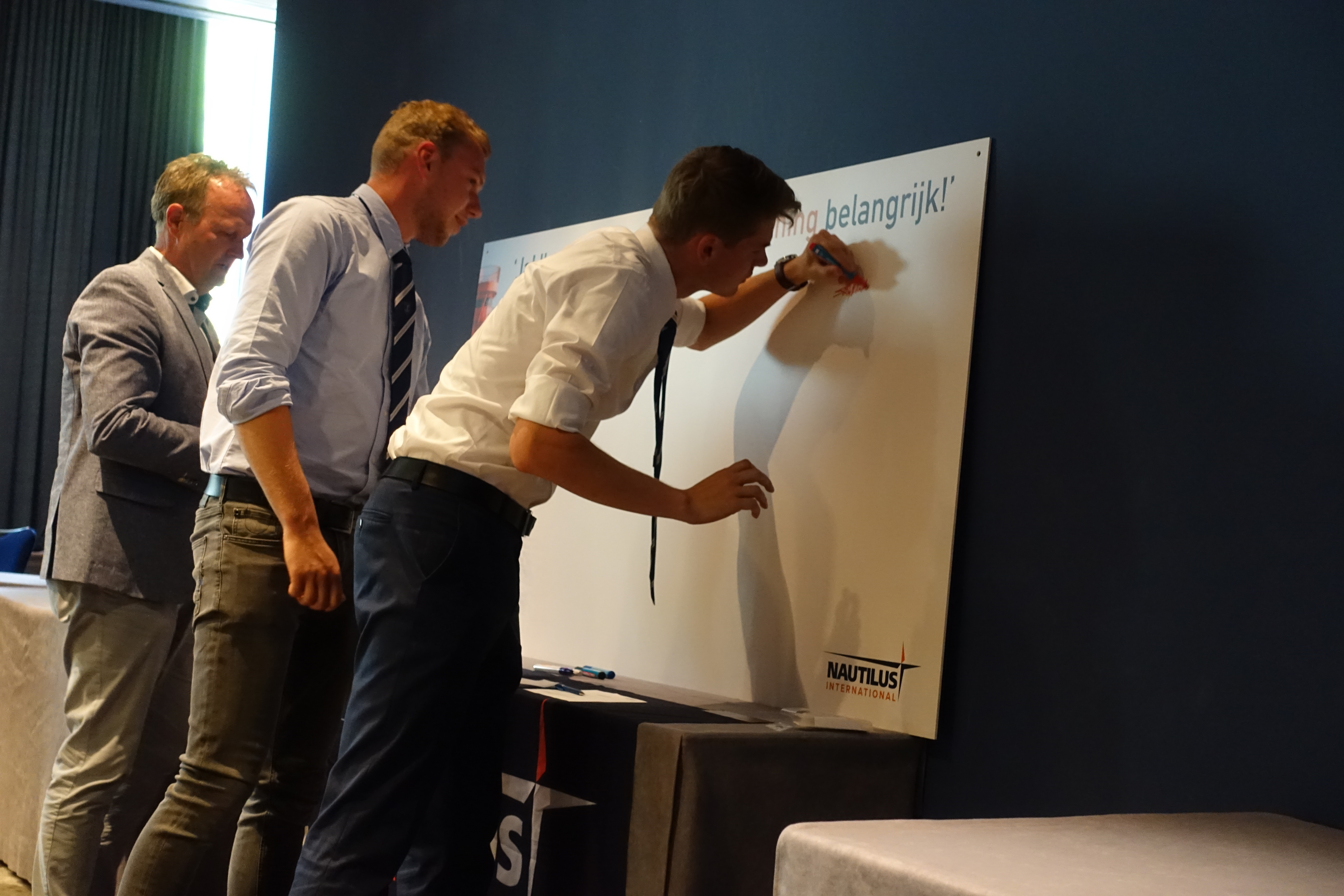 Image:Vorig jaar tijdens het symposium, gasten tekenen het convenant ‘Ja, ik vind veilig varen met voldoening belangrijk!