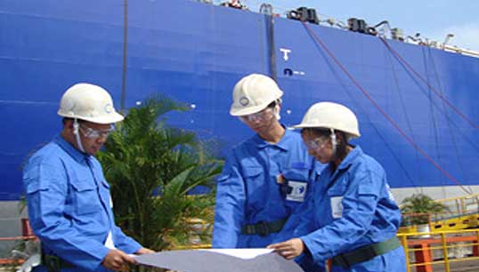 Image:Marine engineers in front of a tanker in Florida. Image: Wikimedia Commons