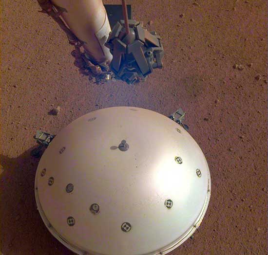 mars-insight_lander_seismometer20190423_wikimedia_web_insert.jpg