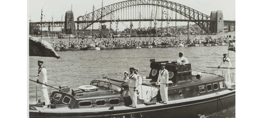 Image:In the early years of her reign, Queen Elizabeth II arrives for a 1954 visit to Australia at Farm Cove, Sydney. Image: Wikimedia Commons