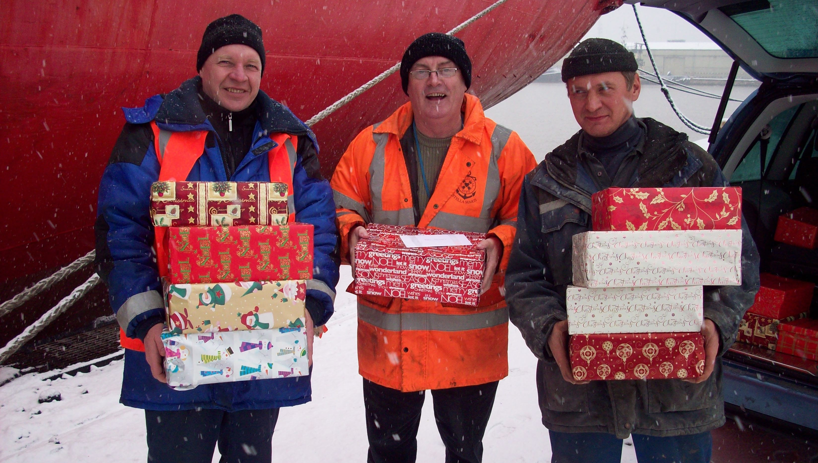Image:Apostleship of the Sea volunteers deliver Christmas shoe boxes to seafarers containing gifts such as woolly hats, chocolate and toiletries