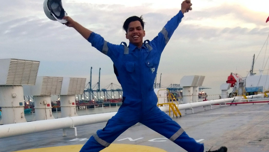 Image:Nautilus member Zakaria Baharom jumps for joy
