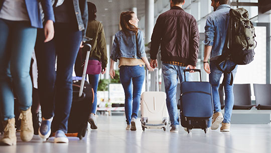 Image:Airport Departures: all passengers must show proof of a negative test within 24 hours of departing for the US.  Image: Getty Images