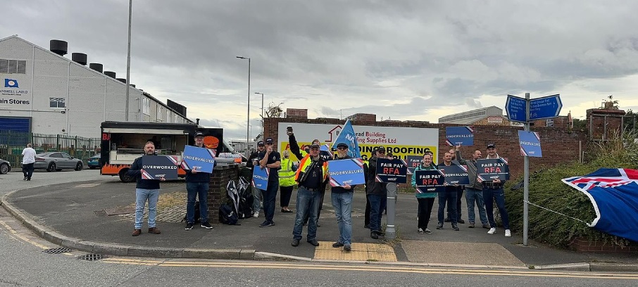 Image:Public support for RFA officers during a demonstration outside Cammell Laird shipyard in Birkenhead.